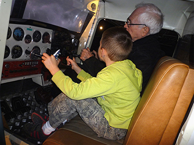 P'tit fils et papy f2qh sur simulateur cessna